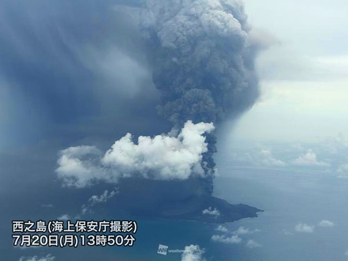 西之島の噴火の写真