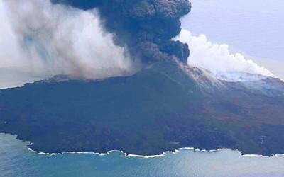 西之島噴火の写真