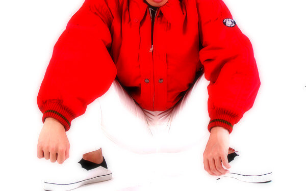 ヤンキー座りしている男の写真