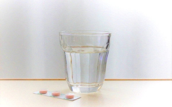 コップに入った水の写真