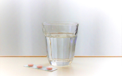 コップに入った水の写真