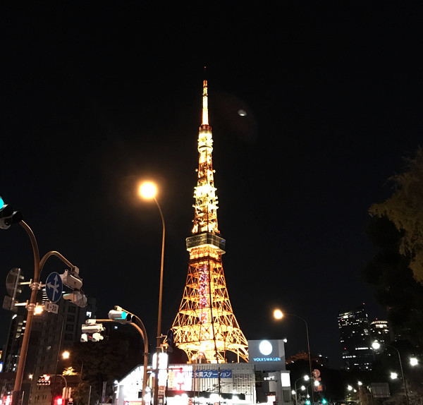 東京タワー近くに出現したUFOの写真