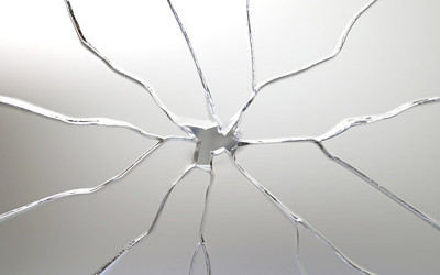 割れたガラスのイメージイラスト