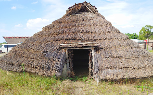 竪穴式住居の写真