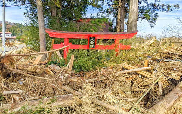 瓦礫に埋もれた鳥居の写真