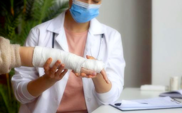 腕のギプスの写真
