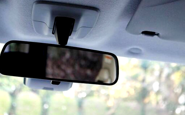 バックミラーの写真
