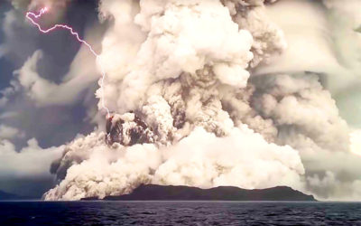 トンガの海底火山噴火の写真