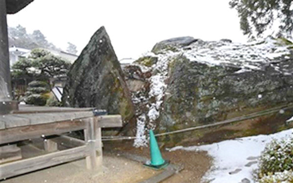 黒塚の岩屋の蛇石の写真