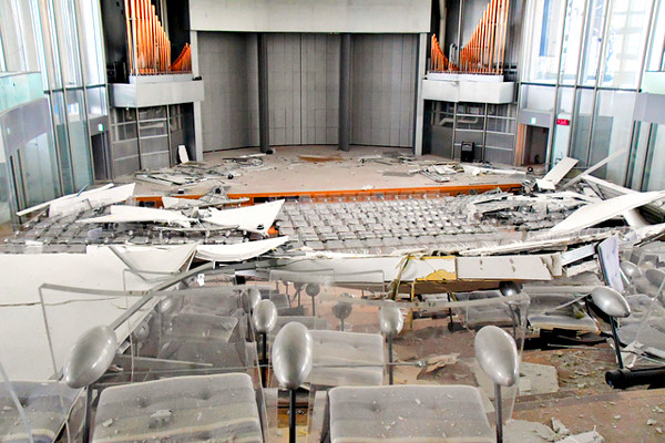 地震で崩落した天井の写真