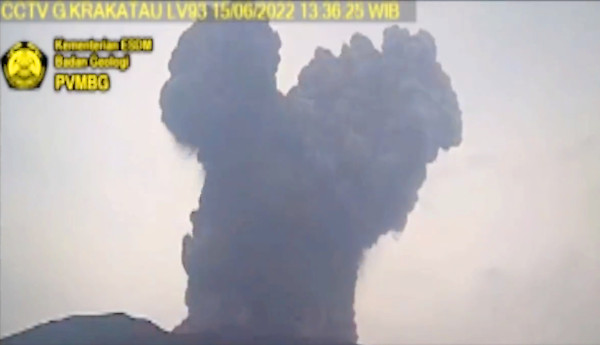 クラカタウ火山の噴火の写真